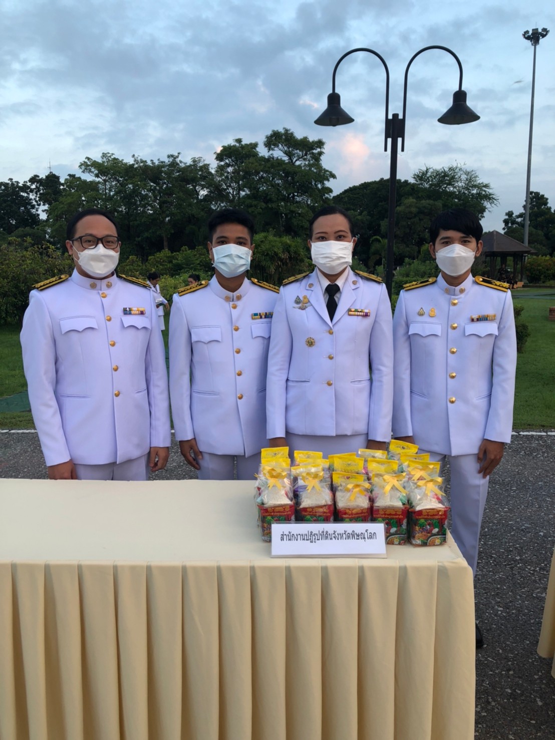 วันนี้ 13 ตุลาคม 2565 นางสาวอมรรัตน์ แขวงโสภา ปฏิรูปที่ดินจังหวัดพิษณุโลก พร้อม เจ้าหน้าที่ ส.ป.ก.พิษณุโลก เข้าร่วมพิธีบำเพ็ญกุศลและน้อมรำลึก เพื่อถวายพระราชกุศลเนื่องในวันคล้ายวันสวรรคตพระบาทสมเด็จพระบรมชนกาธิเบศรมหาภูมิพลอดุลยเดชมหาราช บรมนาถบพิตร 