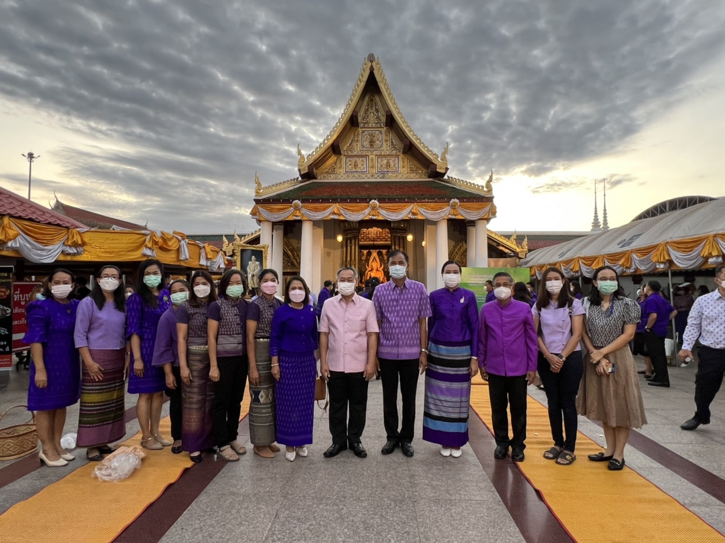 วันที่ 2 เมษายน 2565 นางสาวอมรรัตน์ แขวงโสภา ปฏิรูปที่ดินจังหวัดพิษณุโลก ร่วมกิจกรรม “ชินราชา เบิกฟ้าเสริมบุญ ตักบาตรรับอรุณ หน้าวิหารเสริมพลังศรัทธา @ เมืองสองแคว” 