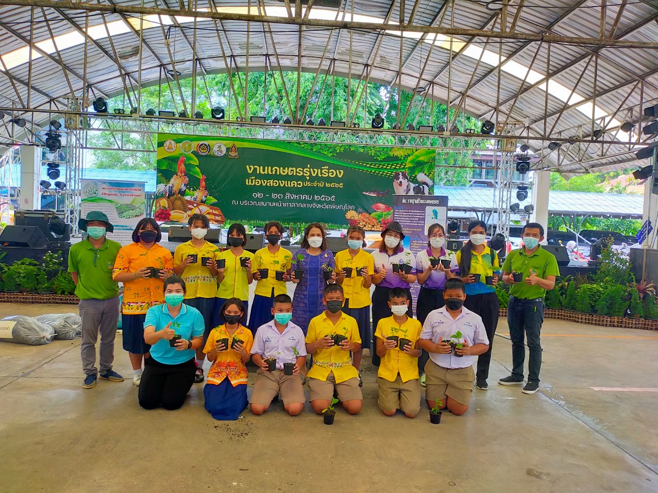 วันที่ 19 สิงหาคม 2565 สำนักงานการปฏิรูปที่ดินจังหวัดพิษณุโลก (ส.ป.ก.พิษณุโลก) ร่วมกับสำนักงานเกษตรและสหกรณ์จังหวัดพิษณุโลก จัดกิจกรรมให้ความรู้เรื่อง การปรุงดินมหัศจรรย์ ให้กับนักเรียน/เกษตรกร และประชาชนที่มาร่วมงานเกษตรรุ่งเรืองเมืองสองแคว ระหว่างวันที่ 12-23 สิงหาคม 2565