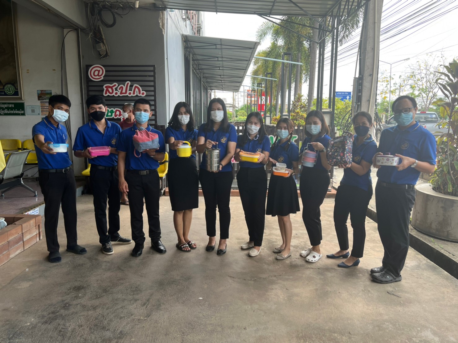 วันที่ 20 เมษายน 2565 สำนักงานการปฏิรูปที่ดินจังหวัดพิษณุโลก (ส.ป.ก.พิษณุโลก) โดย นางสาวอมรรัตน์ แขวงโสภา ปฏิรูปที่ดินจังหวัดพิษณุโลก พร้อมด้วยข้าราชการ พนักงานราชการ และเจ้าหน้าที่ ส.ป.ก.พิษณุโลก ร่วมกิจกรรมหิ้วปิ่นโตรับประทานอาหารกลางวันร่วมกัน 