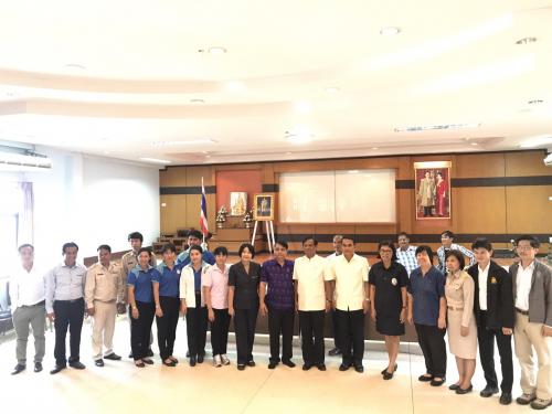 รองผู้ว่าราชการจังหวัดพิษณุโลกนำหัวหน้าส่วนราชการมอบถุงยังชีพช่วยผู้ประสบภัยน้ำท่วม ในพื้นที่ของตำบลนครป่าหมาก อำเภอบางกระทุ่ม
