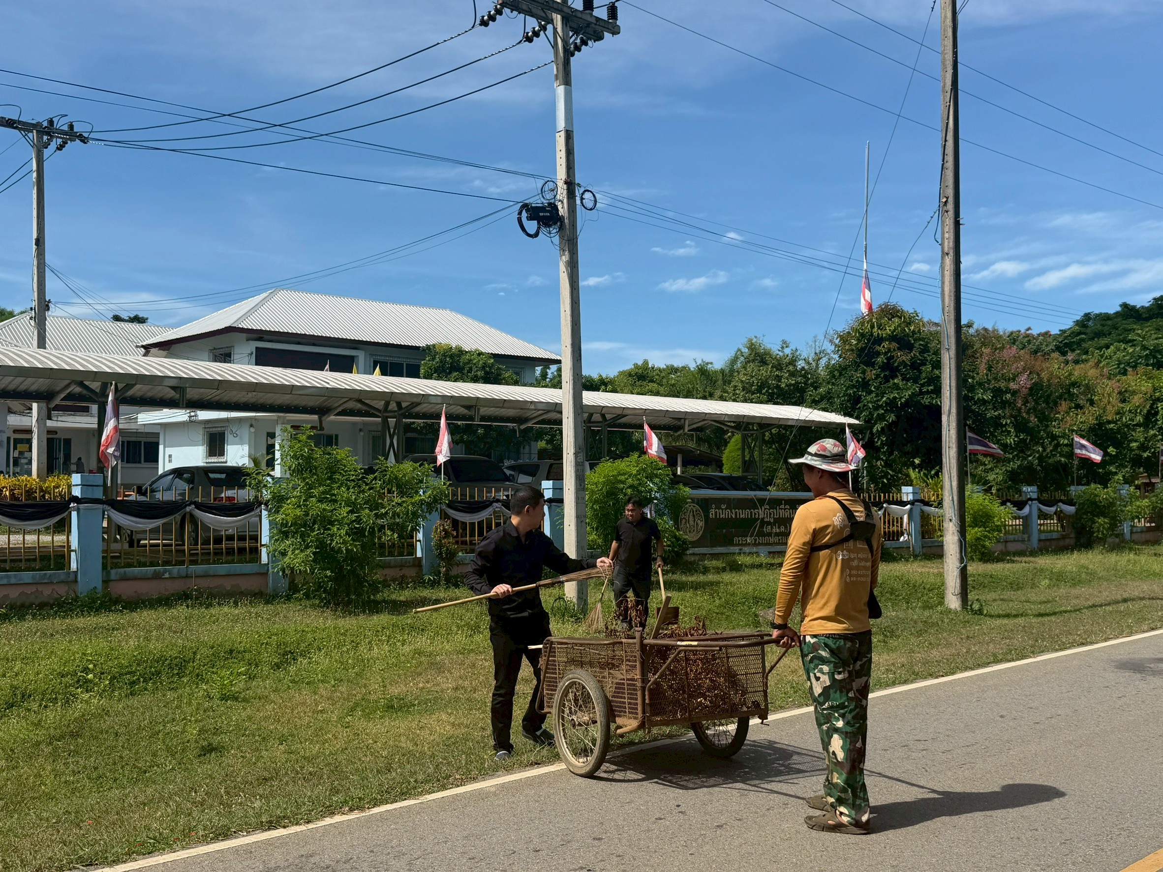 title - ส.ป.ก.แพร่ จัดกิจกรรมจิตอาสาบำเพ็ญสาธารณประโยชน์ และบำเพ็ญสาธารณกุศลเฉลิมพระเกียรติเนื่องในโอกาส พระราชพิธีมหามงคลเฉลิมพระชนมพรรษา ๔ รอบ  สมเด็จพระนางเจ้าฯ พระบรมราชินี 