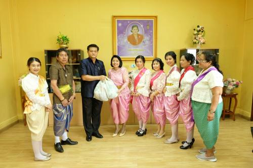 ร่วมพิธีรดน้ำขอพรจากผู้บริหาร ณ สำนักงานการปฏิรูปที่ดินเพื่อเกษตรกรรม ถนนราชดำเนินนอก