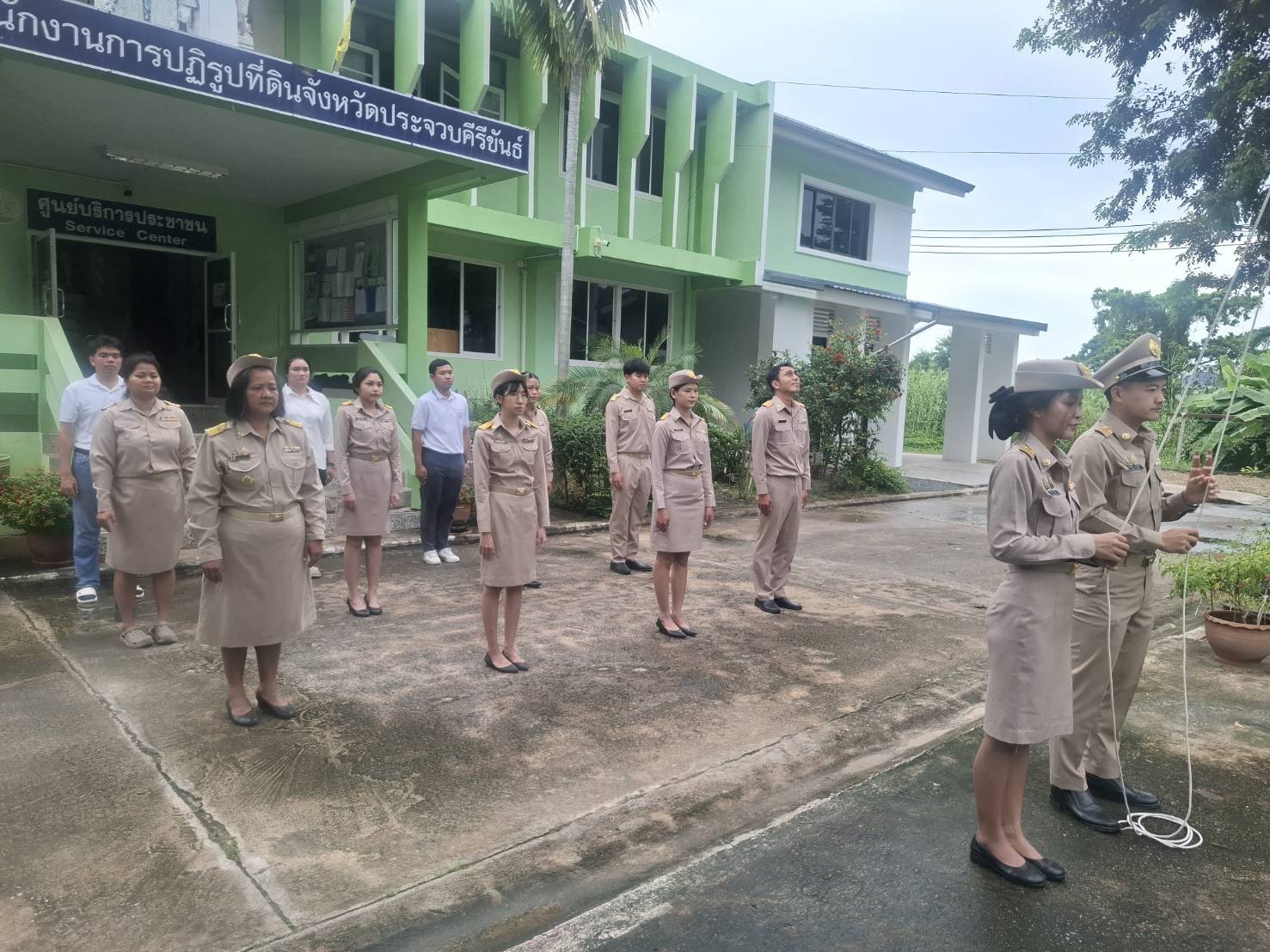 title - ส.ป.ก ประจวบคีรีขันธ์ ร่วมจัดกิจกรรมเคารพธงชาติและร้องเพลงชาติไทย  โดยพร้อมเพรียงกัน เนื่องในวันพระราชทานธงชาติไทย 28 กันยายน (Thai National Flag Day) ประจำปี 2569 ณ ศาลากลางจังหวัดประจวบคีรีขันธ์ และบริเวณลานหน้าเสาธง ส.ป.ก.ประจวบคีรีขันธ์