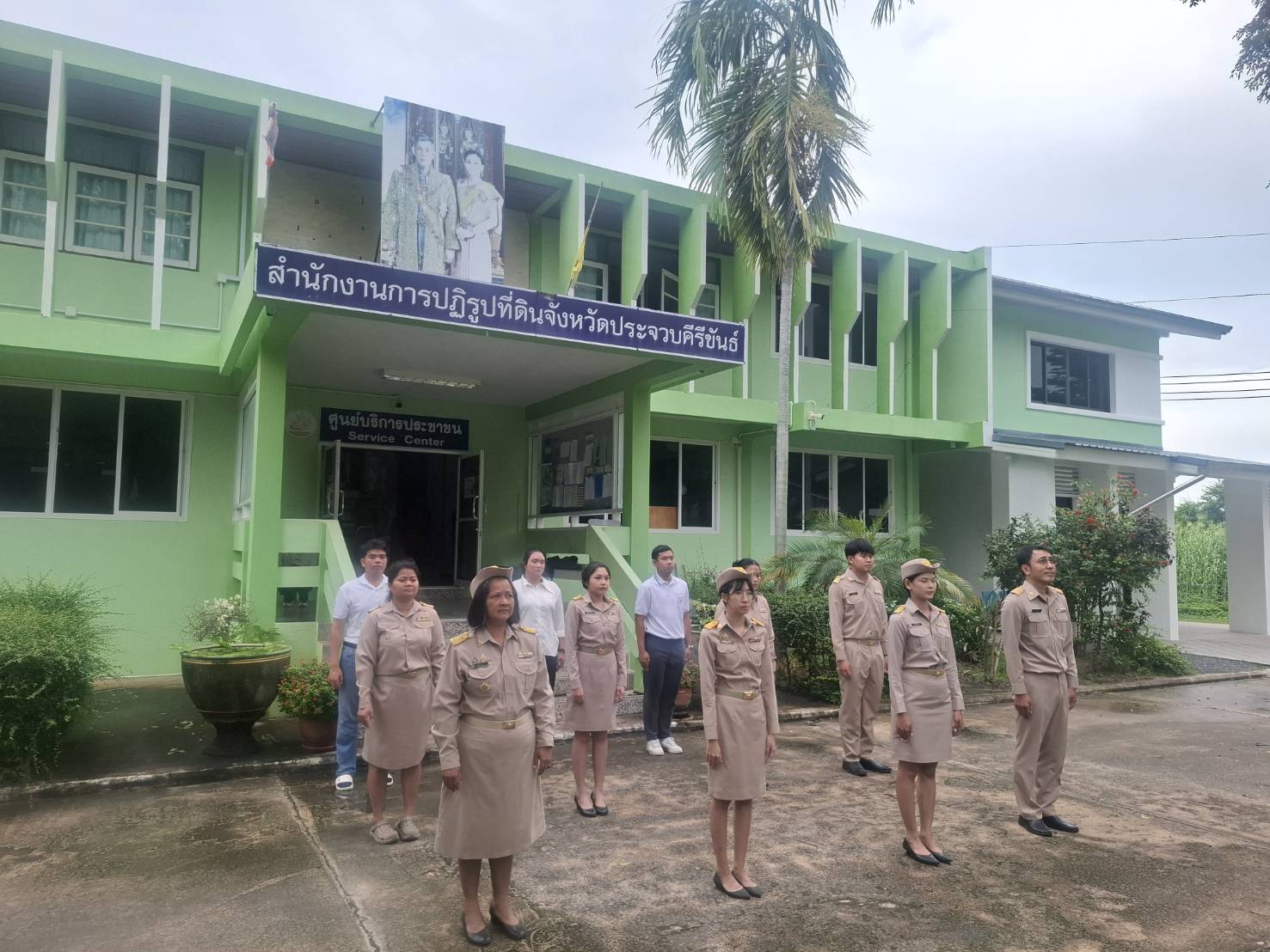 title - ส.ป.ก ประจวบคีรีขันธ์ ร่วมจัดกิจกรรมเคารพธงชาติและร้องเพลงชาติไทย  โดยพร้อมเพรียงกัน เนื่องในวันพระราชทานธงชาติไทย 28 กันยายน (Thai National Flag Day) ประจำปี 2569 ณ ศาลากลางจังหวัดประจวบคีรีขันธ์ และบริเวณลานหน้าเสาธง ส.ป.ก.ประจวบคีรีขันธ์