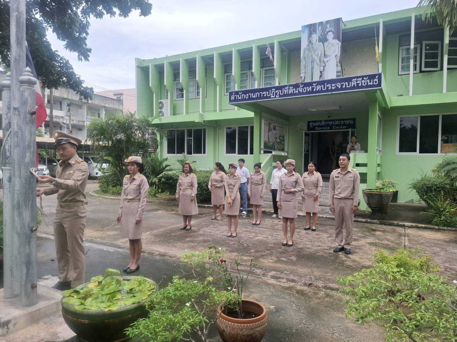 title - ส.ป.ก ประจวบคีรีขันธ์ ร่วมจัดกิจกรรมเคารพธงชาติและร้องเพลงชาติไทย  โดยพร้อมเพรียงกัน เนื่องในวันพระราชทานธงชาติไทย 28 กันยายน (Thai National Flag Day) ประจำปี 2569 ณ ศาลากลางจังหวัดประจวบคีรีขันธ์ และบริเวณลานหน้าเสาธง ส.ป.ก.ประจวบคีรีขันธ์