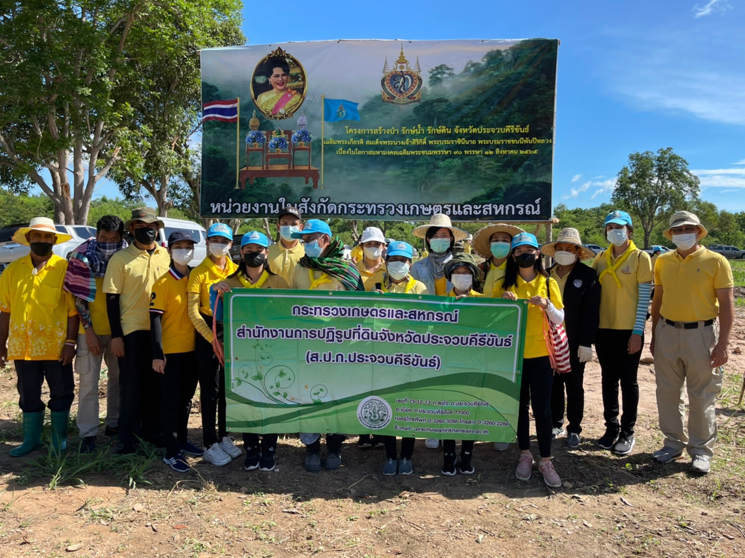 ส.ป.ก.ประจวบคีรีขันธ์ เข้าร่วมกิจกรรมบูรณาการปลูกป่า  โครงการสร้างป่า รักษ์น้ำ รักษ์ดิน จังหวัดประจวบคีรีขันธ์ เพื่อเฉลิมพระเกียรติ สมเด็จพระนางเจ้าสิริกิติ์ พระบรมราชินีนาถ พระราชชนนีพันปีหลวง เนื่องในโอกาสมหามงคล เฉลิมพรชนมพรรษา 90 พรรษา 12 สิงหาคม 2565 ณ ศูนย์ปฏิบัติการโครงการจัดพัฒนาที่ดินตามพระราชประสงค์หนองพลับ-กลัดหลวง ตำบลหนองพลับ อำเภอหัวหิน จังหวัดประจวบคีรีขันธ์ 
