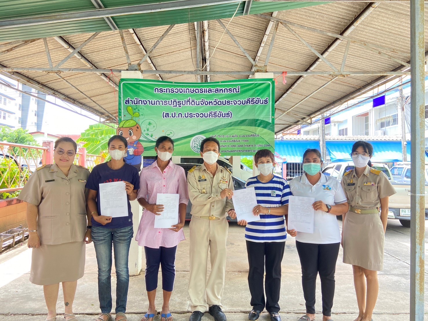 ส.ป.ก. ประจวบคีรีขันธ์ ได้สนับสนุนสินเชื่อเงินกองทุนการปฏิรูปที่ดิินเพื่อเกษตรกรรม ประจำปีงบประมาณ พ.ศ. 2566 รอบที่ 3 ให้เกษตรกรในเขตปฏิรูปที่ดินจำนวน 6 กลุ่ม รวม 29 ราย