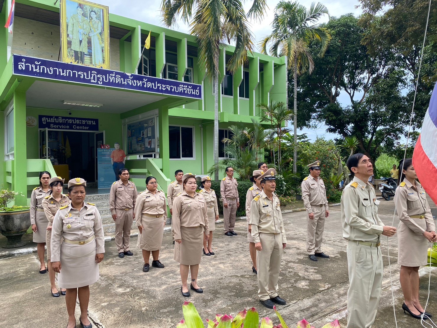 ส.ป.ก. ประจวบคีรีขันธ์ ร่วมจัดกิจกรรมเคารพธงชาติและร้องเพลงชาติไทยโดยพร้อมเพรียงกัน เนื่องในวันพระราชทานธงชาติไทย 28 กันยายน (Thai National Flag Day) ประจำปี 2566