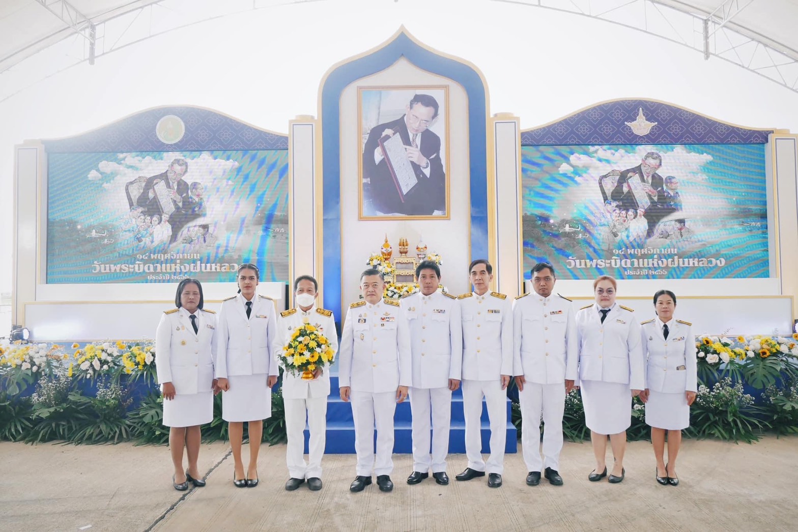 ส.ป.ก.ประจวบคีรีขันธ์ เข้าร่วมพิธีวางพานพุ่มดอกไม้สด ถวายราชสักการะ น้อมรำลึกในพระมหากรุณาธิคุณ พระบาทสมเด็จพระบรมชนกาธิเบศร มหาภูมิพลอดุลยเดชมหาราช  บรมนาถบพิตร เนื่องในวันพระบิดาแห่งฝนหลวง ประจำปี 2566  (ข่าวแชร์)