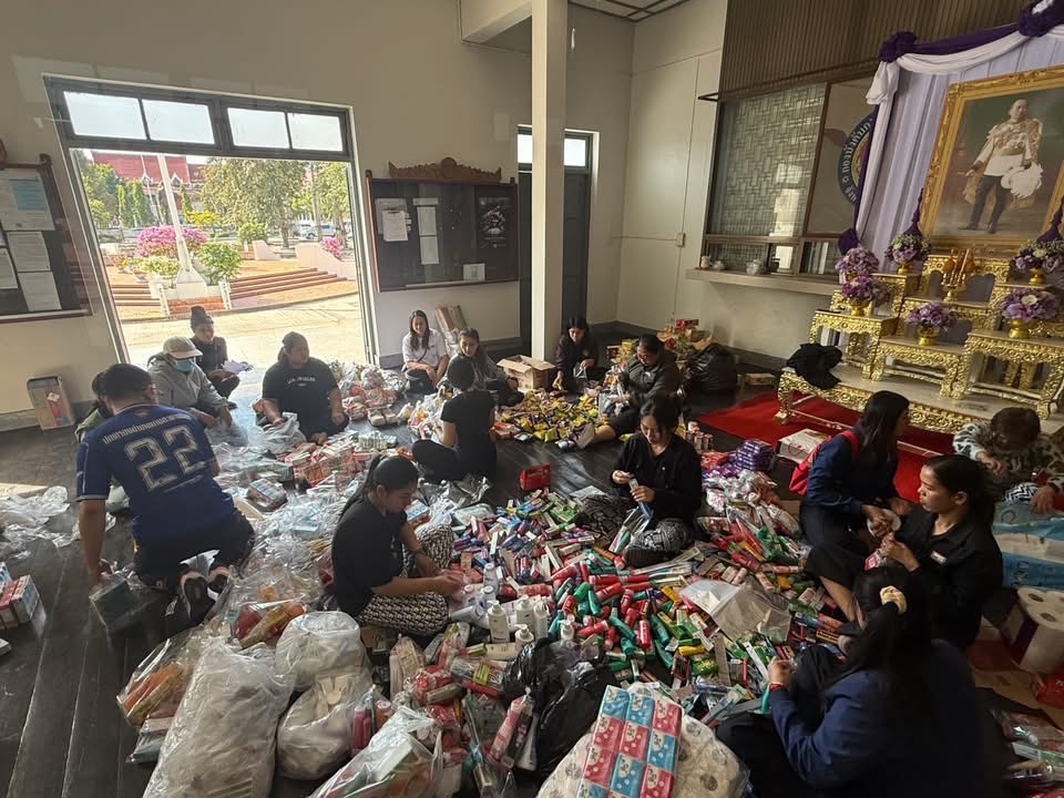 title - ส.ป.ก.ประจวบคีรีขันธ์ ร่วมบริจาคสิ่งของอุปโภคบริโภคและของใช้จำเป็นส่งไปช่วยผู้ประสบภัยอุทกภัยภาคใต้ และร่วมเปิดงาน ดินของพ่อ สานต่อของดีคีรีขันธ์ เนื่องในวันดินโลก ประจำปี 2568 เทิดพระเกียรติในหลวง  ร.9 พร้อมส่งเสริมการท่องเที่ยว กระตุ้นเศรษฐกิจ ณ สวนสาธารณะเฉลิมพระเกียรติ ร.9 