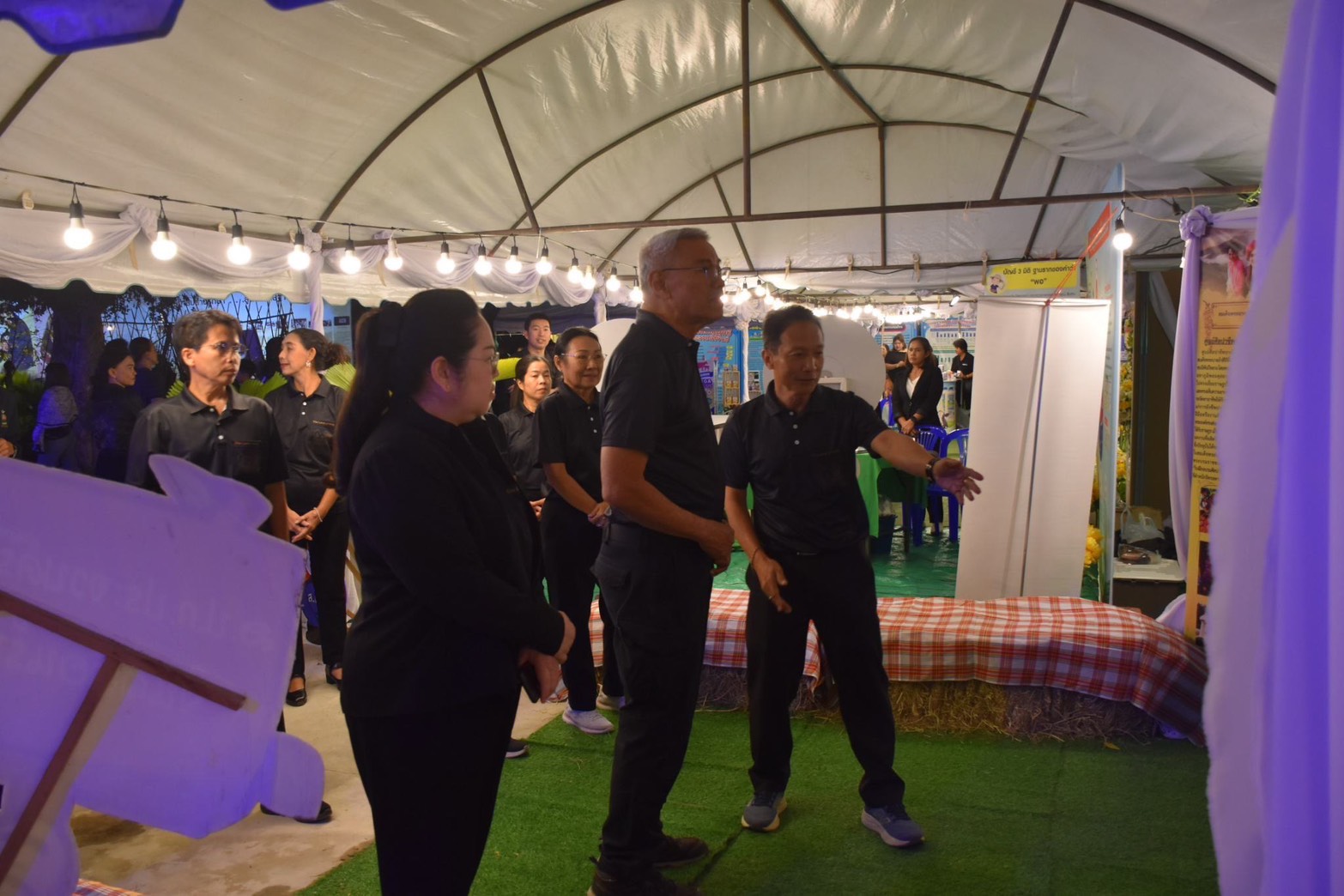 title - ส.ป.ก.ประจวบคีรีขันธ์ ร่วมบริจาคสิ่งของอุปโภคบริโภคและของใช้จำเป็นส่งไปช่วยผู้ประสบภัยอุทกภัยภาคใต้ และร่วมเปิดงาน ดินของพ่อ สานต่อของดีคีรีขันธ์ เนื่องในวันดินโลก ประจำปี 2568 เทิดพระเกียรติในหลวง  ร.9 พร้อมส่งเสริมการท่องเที่ยว กระตุ้นเศรษฐกิจ ณ สวนสาธารณะเฉลิมพระเกียรติ ร.9 