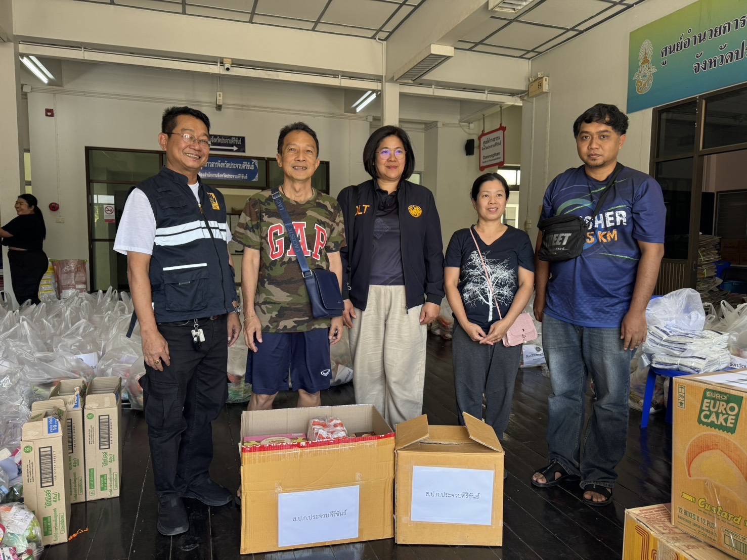 title - ส.ป.ก.ประจวบคีรีขันธ์ ร่วมบริจาคสิ่งของอุปโภคบริโภคและของใช้จำเป็นส่งไปช่วยผู้ประสบภัยอุทกภัยภาคใต้ และร่วมเปิดงาน ดินของพ่อ สานต่อของดีคีรีขันธ์ เนื่องในวันดินโลก ประจำปี 2568 เทิดพระเกียรติในหลวง  ร.9 พร้อมส่งเสริมการท่องเที่ยว กระตุ้นเศรษฐกิจ ณ สวนสาธารณะเฉลิมพระเกียรติ ร.9 