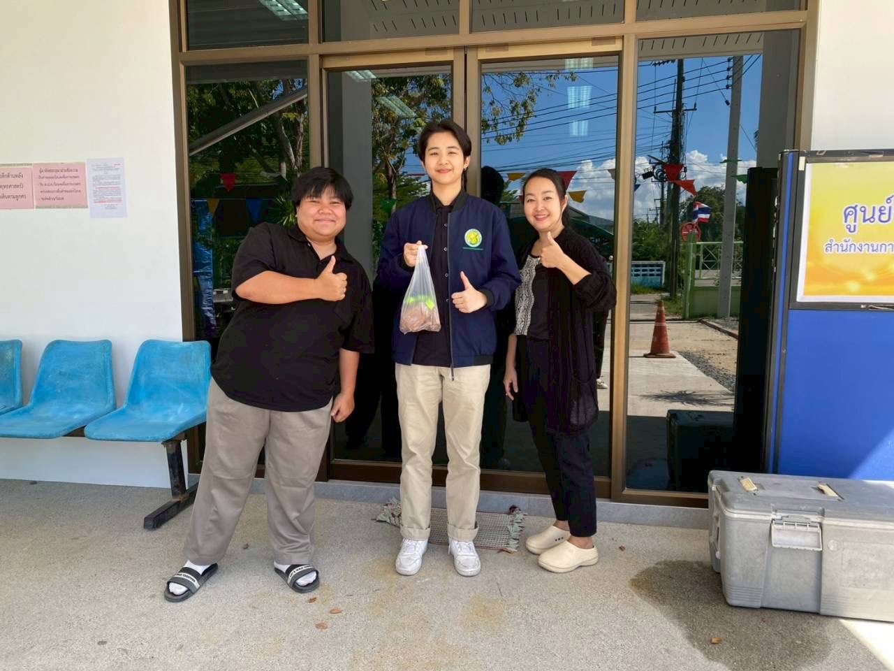 title - ส.ป.ก.ประจวบคีรีขันธ์ วันที่ 23 – 25 ธันวาคม 2568 สำนักงานการปฏิรูปที่ดินจังหวัดประจวบคีรีขันธ์  โดยกลุ่มยุทธศาสตร์และการปฏิรูปที่ดินได้เข้าร่วม “โครงการส่งความสุขปีใหม่ มอบให้แก่เกษตรกรในเขตปฏิรูปที่ดิน ประจำปี พ.ศ. 2569” กิจกรรมเสริมพลังปีใหม่ 