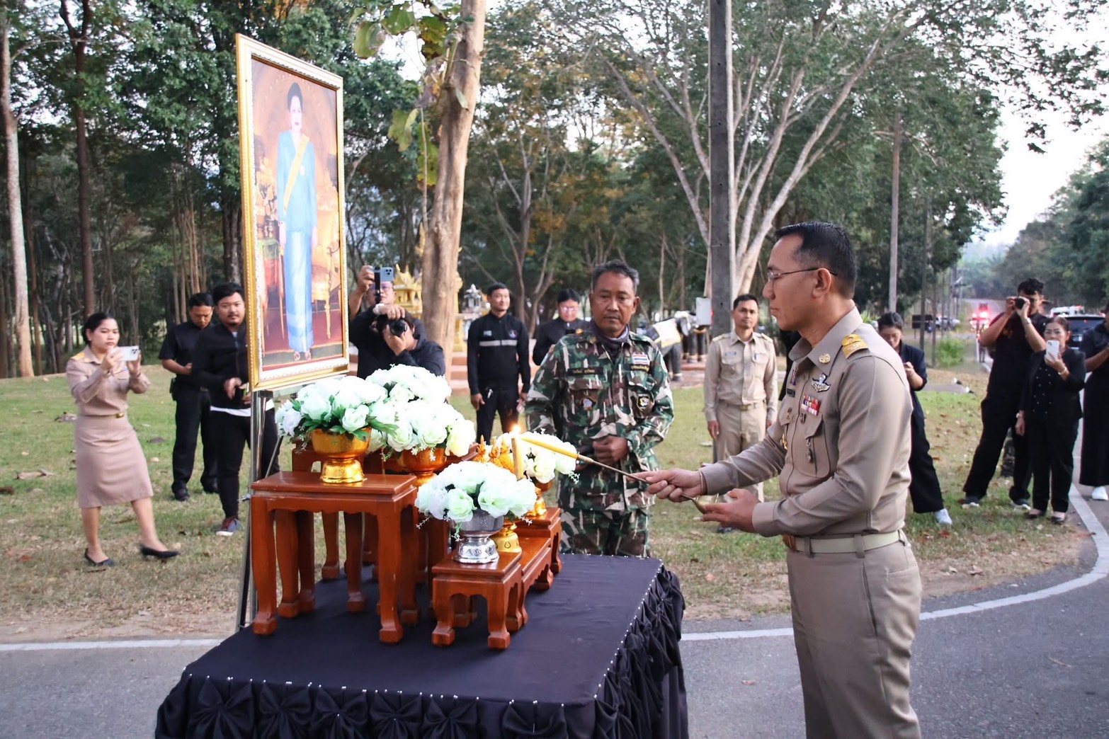 title - ส.ป.ก.ประจวบคีรีขันธ์ วันที่ 25 ธันวาคม 2568 ร่วมพิธีส่งมอบไม้จันทน์หอมสำหรับนำไปจัดสร้างพระโกศจันทน์ เพื่อใช้ในงานพระราชพิธีถวายพระเพลิงพระบรมศพ สมเด็จพระนางเจ้าสิริกิติ์ พระบรมราชินีนาถ พระบรมราชชนนีพันปีหลวง