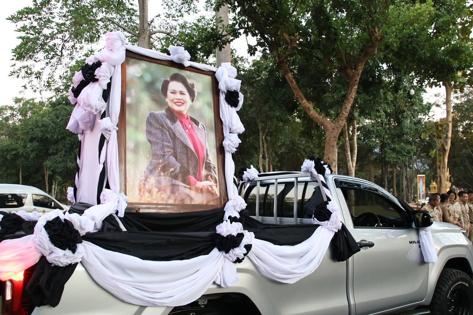 title - ส.ป.ก.ประจวบคีรีขันธ์ วันที่ 25 ธันวาคม 2568 ร่วมพิธีส่งมอบไม้จันทน์หอมสำหรับนำไปจัดสร้างพระโกศจันทน์ เพื่อใช้ในงานพระราชพิธีถวายพระเพลิงพระบรมศพ สมเด็จพระนางเจ้าสิริกิติ์ พระบรมราชินีนาถ พระบรมราชชนนีพันปีหลวง