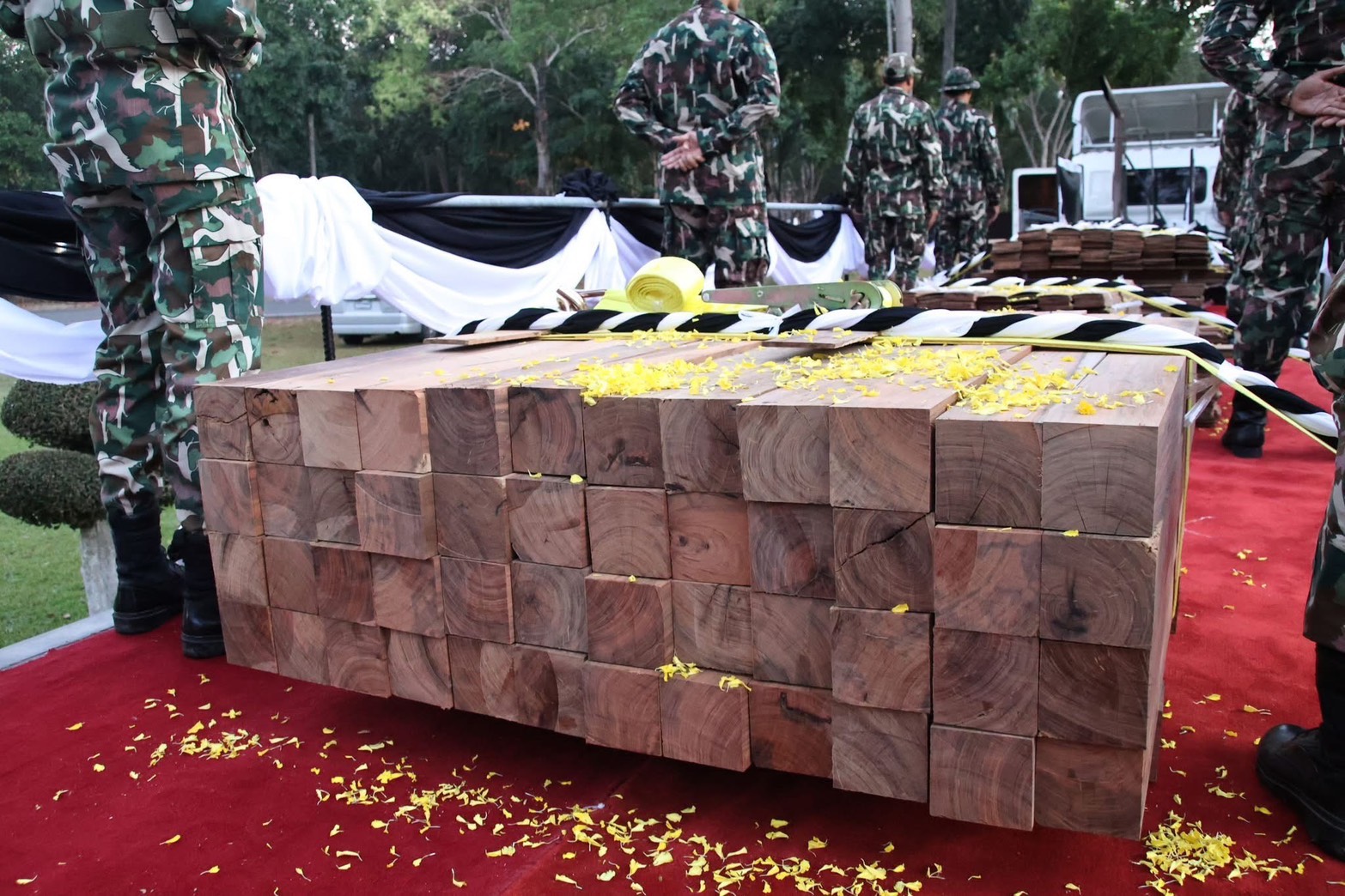 title - ส.ป.ก.ประจวบคีรีขันธ์ วันที่ 25 ธันวาคม 2568 ร่วมพิธีส่งมอบไม้จันทน์หอมสำหรับนำไปจัดสร้างพระโกศจันทน์ เพื่อใช้ในงานพระราชพิธีถวายพระเพลิงพระบรมศพ สมเด็จพระนางเจ้าสิริกิติ์ พระบรมราชินีนาถ พระบรมราชชนนีพันปีหลวง