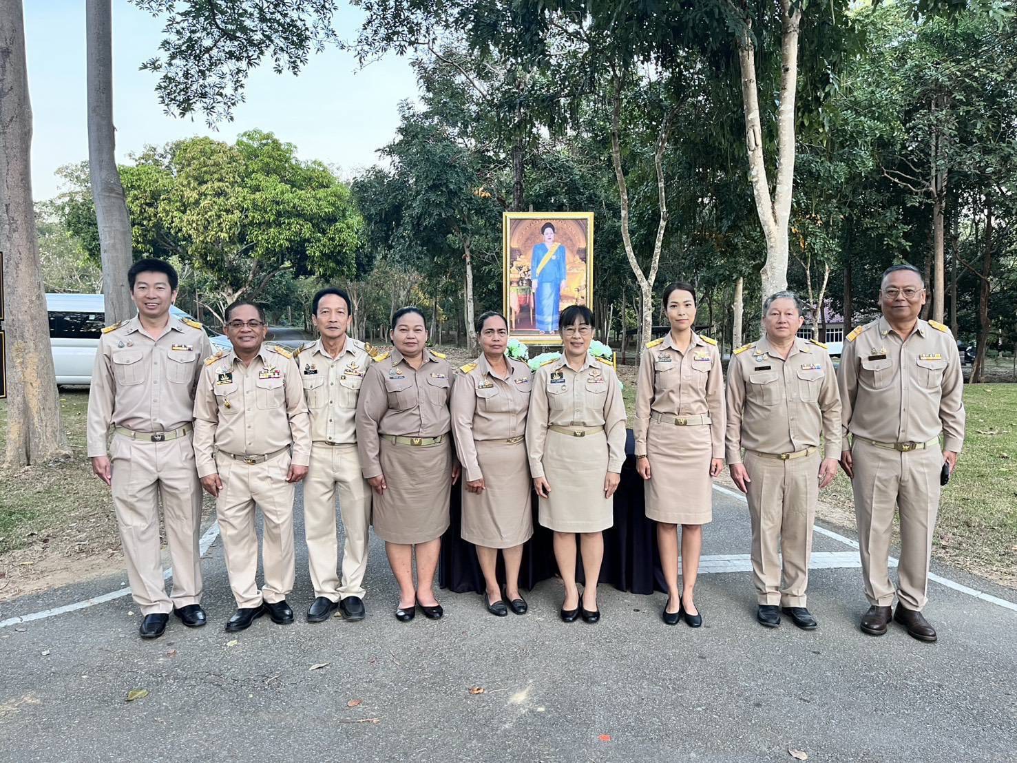 title - ส.ป.ก.ประจวบคีรีขันธ์ วันที่ 25 ธันวาคม 2568 ร่วมพิธีส่งมอบไม้จันทน์หอมสำหรับนำไปจัดสร้างพระโกศจันทน์ เพื่อใช้ในงานพระราชพิธีถวายพระเพลิงพระบรมศพ สมเด็จพระนางเจ้าสิริกิติ์ พระบรมราชินีนาถ พระบรมราชชนนีพันปีหลวง