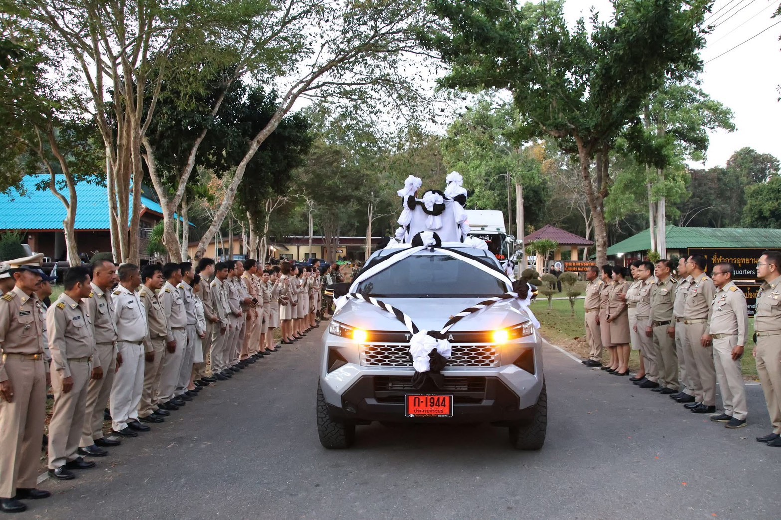 title - ส.ป.ก.ประจวบคีรีขันธ์ วันที่ 25 ธันวาคม 2568 ร่วมพิธีส่งมอบไม้จันทน์หอมสำหรับนำไปจัดสร้างพระโกศจันทน์ เพื่อใช้ในงานพระราชพิธีถวายพระเพลิงพระบรมศพ สมเด็จพระนางเจ้าสิริกิติ์ พระบรมราชินีนาถ พระบรมราชชนนีพันปีหลวง