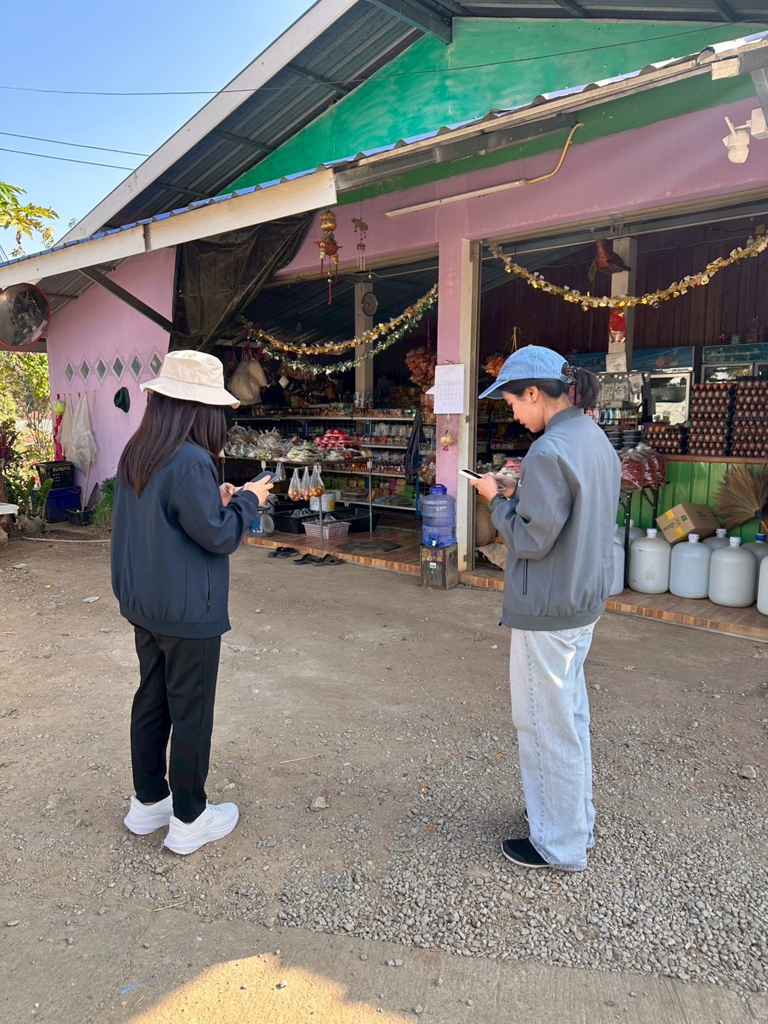 title - ศทส. ลงพื้นที่จัดทำฐานข้อมูลเชิงพื้นที่การใช้ประโยชน์อาคาร และสิ่งปลูกสร้างในเขตปฏิรูปที่ดิน จัดเก็บข้อมูลภาคสนามผ่าน Application Fieldmap และประชาสัมพันธ์การใช้งานระบบ GIS Portal จังหวัดตาก