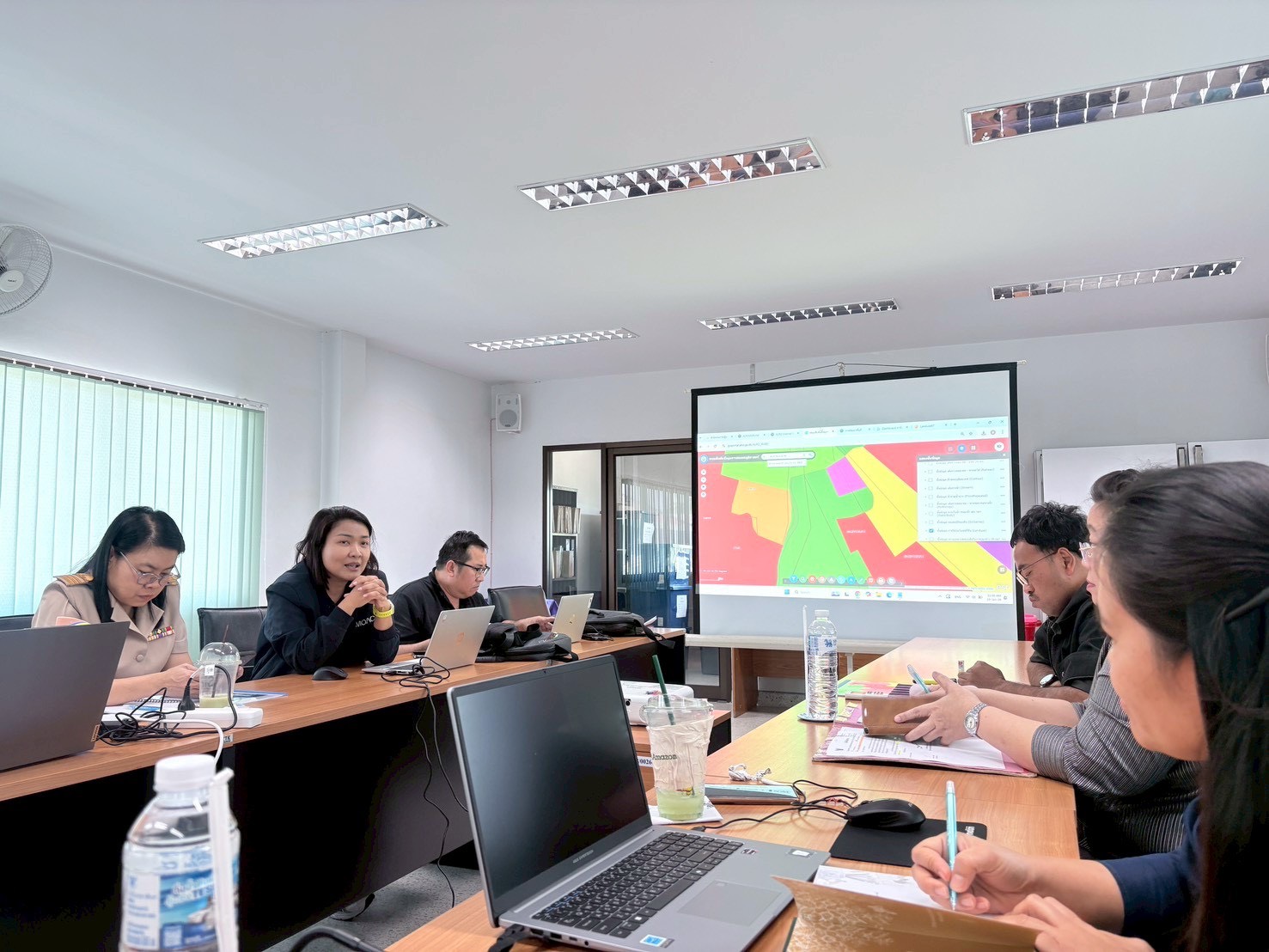 title - ศทส. ลงพื้นที่จัดทำฐานข้อมูลเชิงพื้นที่การใช้ประโยชน์อาคาร และสิ่งปลูกสร้างในเขตปฏิรูปที่ดิน จัดเก็บข้อมูลภาคสนามผ่าน Application Fieldmap และประชาสัมพันธ์การใช้งานระบบ GIS Portal จังหวัดตาก