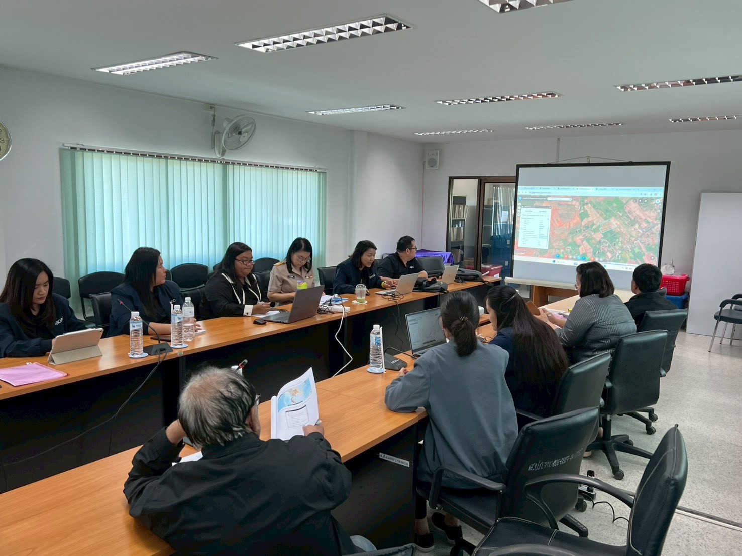 title - ศทส. ลงพื้นที่จัดทำฐานข้อมูลเชิงพื้นที่การใช้ประโยชน์อาคาร และสิ่งปลูกสร้างในเขตปฏิรูปที่ดิน จัดเก็บข้อมูลภาคสนามผ่าน Application Fieldmap และประชาสัมพันธ์การใช้งานระบบ GIS Portal จังหวัดตาก