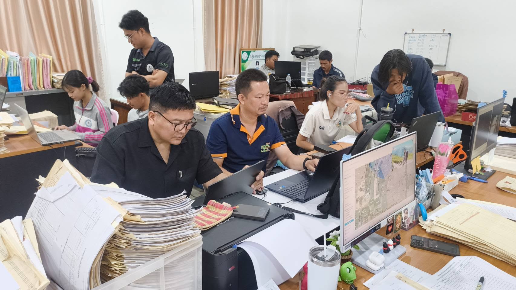 title - ศทส. ลงพื้นที่เป้าหมาย แนะนำ กำกับ และดูแล การปรับปรุงข้อมูลแผนที่เชิงเลข (Digital Map) สำหรับจัดทำฐานข้อมูลจัดที่ดิน (ALRO Land Online) และข้อมูลสารบบที่ดิน ณ จังหวัดสุรินทร์ และจังหวัดบุรีรัมย์