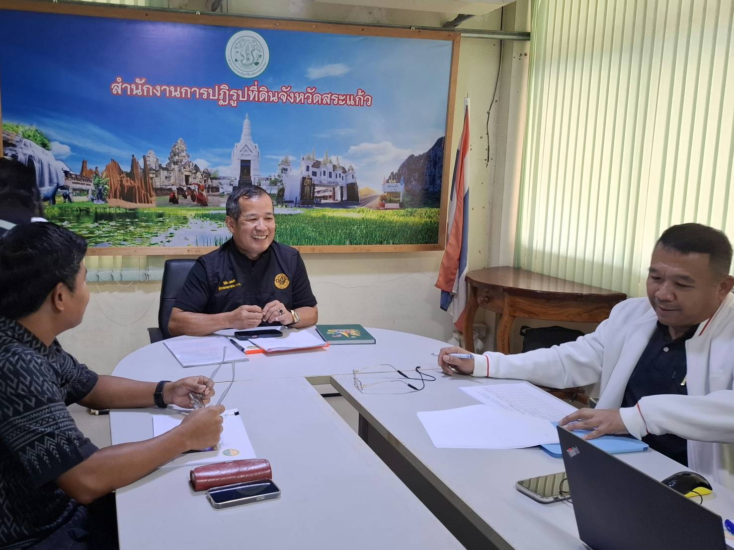 title - วันพฤหัสบดีที่ 13 สิงหาคม 2569 เวลา 09.15 น. นายวินัย เมฆดำ ผู้ตรวจราชการกรมและคณะ สำนักงานการปฏิรูปที่ดินเพื่อเกษตรกรรม ประชุมตรวจติดตามความก้าวหน้าผลการดำเนินงานตามแผนการตรวจราชการ ประจำปีงบประมาณ พ.ศ. 2569 รอบที่ 2 เขตตรวจราชการที่ 9 โดยมี นายพิสุทธิ์ ปัญจเดโช ปฏิรูปที่ดินจังหวัดสระแก้ว พร้อมด้วยผู้อำนวยการกลุ่ม/หัวหน้าฝ่าย ข้าราชการ และเจ้าหน้าที่ ให้การต้อนรับ ในการนี้ ผู้ตรวจราชการกรม ได้รับฟังรายงานผลการดำเนินงาน ปัญหาอุปสรรค และได้ให้ข้อเสนอแนะ แนวทางการแก้ไขปัญหาและการดำเนินงานอันเป็นประโยชน์อย่างยิ่งเพื่อให้การปฏิบัติงานบรรลุตามแผนงาน ณ ห้องประชุมสำนักงานการปฏิรูปที่ดินจังหวัดสระแก้วดังกล่าว