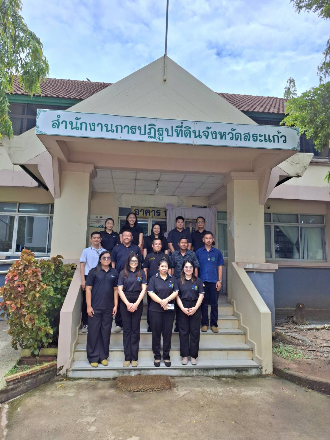 title - วันพฤหัสบดีที่ 13 สิงหาคม 2569 เวลา 09.15 น. นายวินัย เมฆดำ ผู้ตรวจราชการกรมและคณะ สำนักงานการปฏิรูปที่ดินเพื่อเกษตรกรรม ประชุมตรวจติดตามความก้าวหน้าผลการดำเนินงานตามแผนการตรวจราชการ ประจำปีงบประมาณ พ.ศ. 2569 รอบที่ 2 เขตตรวจราชการที่ 9 โดยมี นายพิสุทธิ์ ปัญจเดโช ปฏิรูปที่ดินจังหวัดสระแก้ว พร้อมด้วยผู้อำนวยการกลุ่ม/หัวหน้าฝ่าย ข้าราชการ และเจ้าหน้าที่ ให้การต้อนรับ ในการนี้ ผู้ตรวจราชการกรม ได้รับฟังรายงานผลการดำเนินงาน ปัญหาอุปสรรค และได้ให้ข้อเสนอแนะ แนวทางการแก้ไขปัญหาและการดำเนินงานอันเป็นประโยชน์อย่างยิ่งเพื่อให้การปฏิบัติงานบรรลุตามแผนงาน ณ ห้องประชุมสำนักงานการปฏิรูปที่ดินจังหวัดสระแก้วดังกล่าว