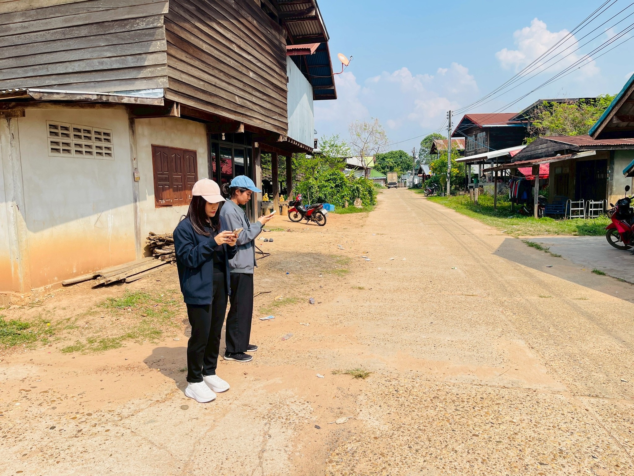 title - ศทส. ลงพื้นที่จัดทำฐานข้อมูลเชิงพื้นที่การใช้ประโยชน์อาคาร และสิ่งปลูกสร้างในเขตปฏิรูปที่ดิน จัดเก็บข้อมูลภาคสนามผ่าน Application Fieldmap และประชาสัมพันธ์การใช้งานระบบ GIS Portal ณ จังหวัดมุกดาหาร และจังหวัดอำนาจเจริญ