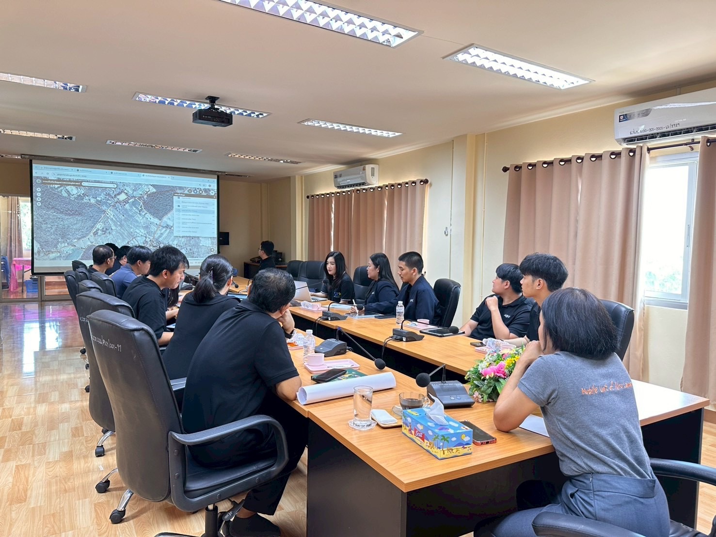 title - ศทส. ลงพื้นที่จัดทำฐานข้อมูลเชิงพื้นที่การใช้ประโยชน์อาคาร และสิ่งปลูกสร้างในเขตปฏิรูปที่ดิน จัดเก็บข้อมูลภาคสนามผ่าน Application Fieldmap และประชาสัมพันธ์การใช้งานระบบ GIS Portal ณ จังหวัดมุกดาหาร และจังหวัดอำนาจเจริญ