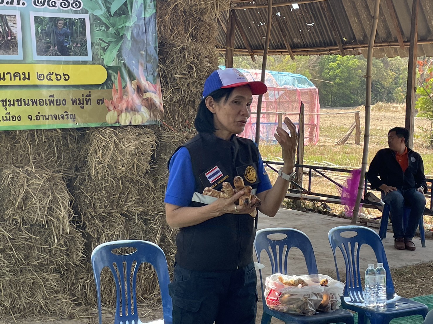 ส.ป.ก.อำนาจเจริญ ร่วมกับกลุ่มวิสาหกิจชุมชนผู้ประกอบการ นำเกษตรกรปลูกพืขสมุนไพรส่งโรงงานพริกแกง