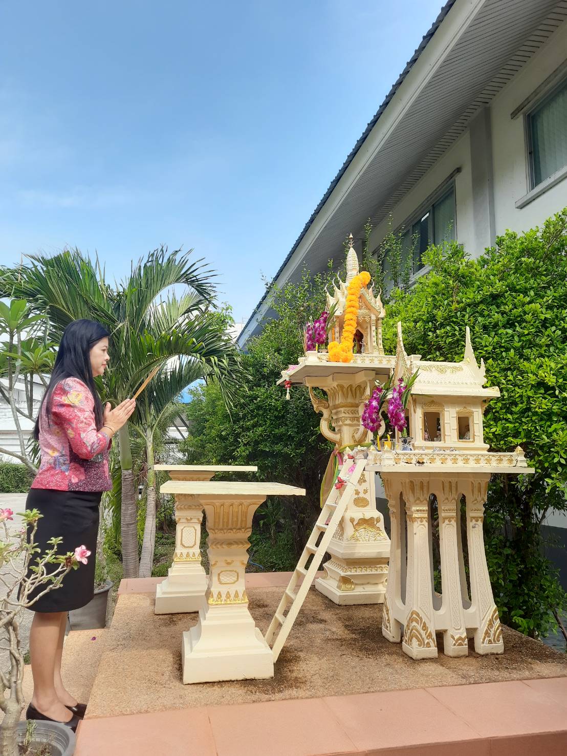 ส.ป.ก.เพชรบุรี เข้ากราบสักการะ บูชาพระพุทธรูปและสิ่งศักดิ์สิทธิ์ประจำสำนักงานการปฏิรูปที่ดินจังหวัดเพชรบุรี ฯ