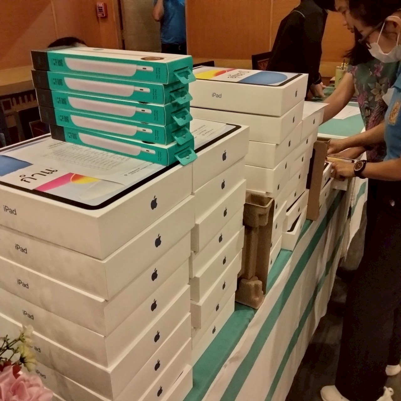  มอบครุภัณฑ์คอมพิวเตอร์รายการ คอมพิวเตอร์แท็บแลต (IPAD)  ให้กับ สปก.จังหวัด 69 จังหวัด