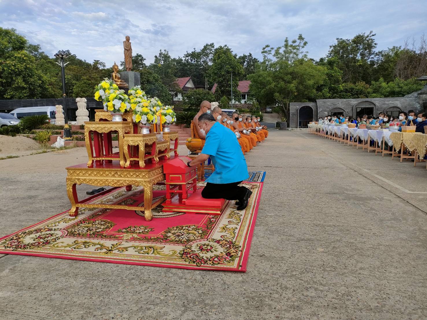 “คนมุกสุขใจ นุ่งผ้าไทย ใส่บาตรพระ”