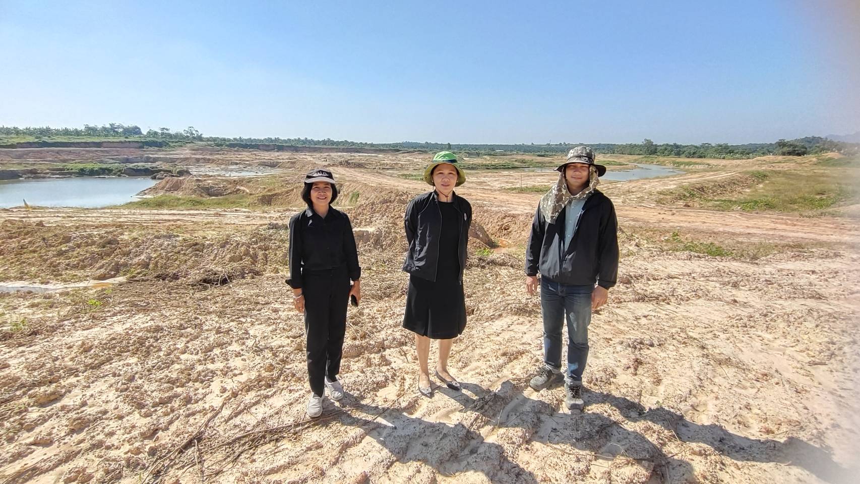 ปทจ.กระบี่ พร้อมเจ้าหน้าที่ที่เกี่ยวข้องลงพื้นที่ติดตามความก้าวหน้าการดำเนินงานโครงสร้างพื้นฐานในพื้นที่ คทช.แปลงตำบลกระบี่น้อย (ข่าวแชร์)