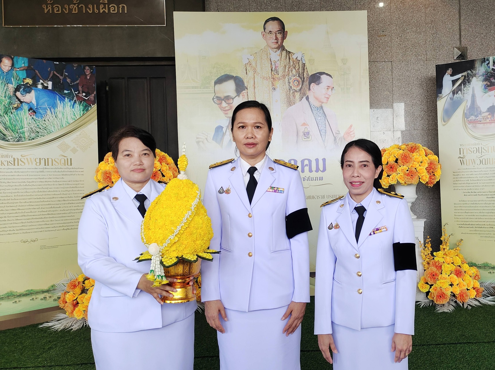 ส.ป.ก.กระบี่ ร่วมพิธีวางพานพุ่มดอกไม้ เนื่องในวันคล้ายวันพระบรมราชสมภพพระบาทสมเด็จพระบรมชนกาธิเบศร มหาภูมิพลอดุลยเดชมหาราช บรมนาถบพิตร วันชาติ และวันพ่อแห่งชาติ 5 ธันวาคม 2568