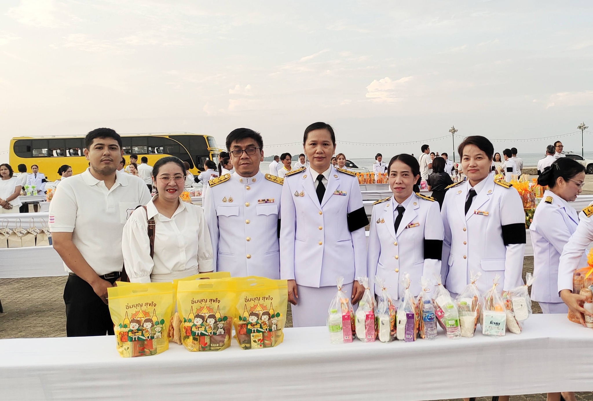 ส.ป.ก.กระบี่ ร่วมพิธีเจริญพระพุทธมนต์และทำบุญตักบาตรถวายพระกุศล เนื่องในวันคล้ายวันพระบรมราชสมภพ พระบาทสมเด็จพระบรมชนกาธิเบศร มหาภูมิพลอดุลยเดชมหาราช บรมนาถบพิตร วันชาติ และวันพ่อแห่งชาติ 5 ธันวาคม 2568
