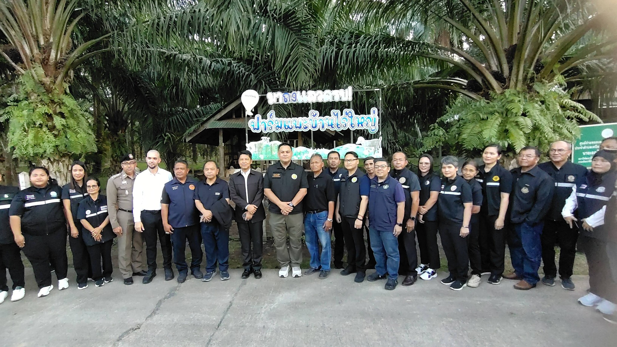 ส.ป.ก.กระบี่ ร่วมต้อนรับ รมช.กษ. พร้อมคณะ ในโอกาสลงพื้นที่ตรวจราชการในพื้นที่จังหวัดกระบี่ ณ ที่ทำการกลุ่มแพะบ้านไรใหญ่ ตำบลเหนือคลอง อำเภอเหนือคลอง จังหวัดกระบี่