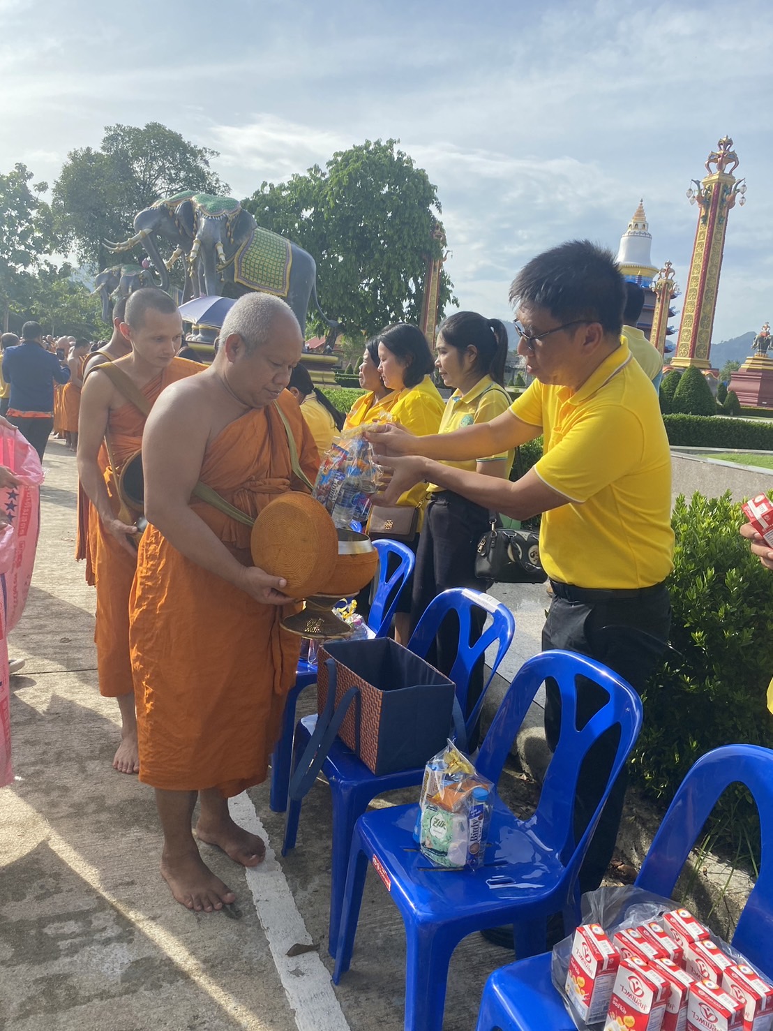 ส.ป.ก.กระบี่ ร่วมพิธีทำบุญตักบาตร โครงการบรรพชาอุปสมบทเฉลิมพระเกียรติพระบาทสมเด็จพระเจ้าอยู่หัว เนื่องในโอกาสพระราชพิธีมหามงคลเฉลิมพระชนมพรรษา 6 รอบ 28 กรกฎาคม 2567