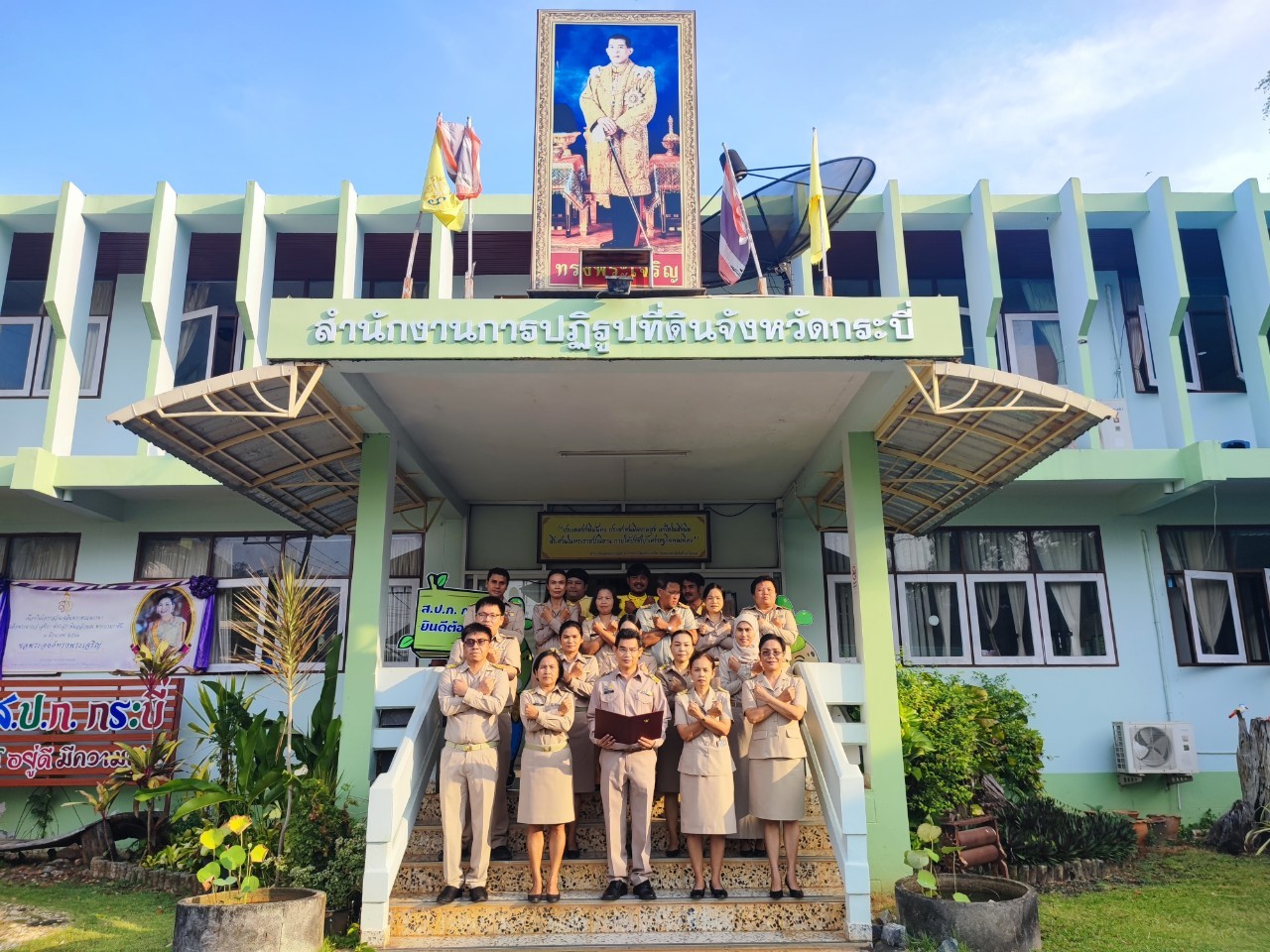 ปทจ.กระบี่ นำบุคลากรในสังกัดร่วมเคารพธงชาติทุกวันจันทร์แรกของเดือน พร้อมประกาศเจตนารมณ์ขับเคลื่อนโครงการเสริมสร้างคุณธรรม จริยธรรม และธรรมาภิบาลในเขตจังหวัดกระบี่