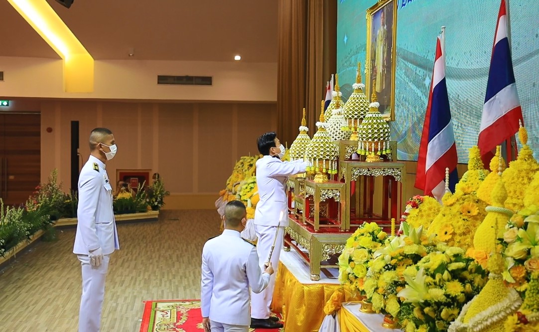 ส.ป.ก.พระนครศรีอยุธยา เข้าร่วมพิธีทำบุญตักบาตรถวายพระราชกุศล วางพานพุ่มดอกไม้และถวายบังคม เพื่อแสดงความจงรักภักดีและน้อมรำลึกในพระมหากรุณาธิคุณฯเนื่องในวันคล้ายวันพระบรมราชสมภพพระบาทสมเด็จพระเจ้าอยู่หัว รัชกาลที่ ๙ วันชาติ และวันพ่อแห่งชาติ ๕ ธันวาคม ๒๕๖๕ 