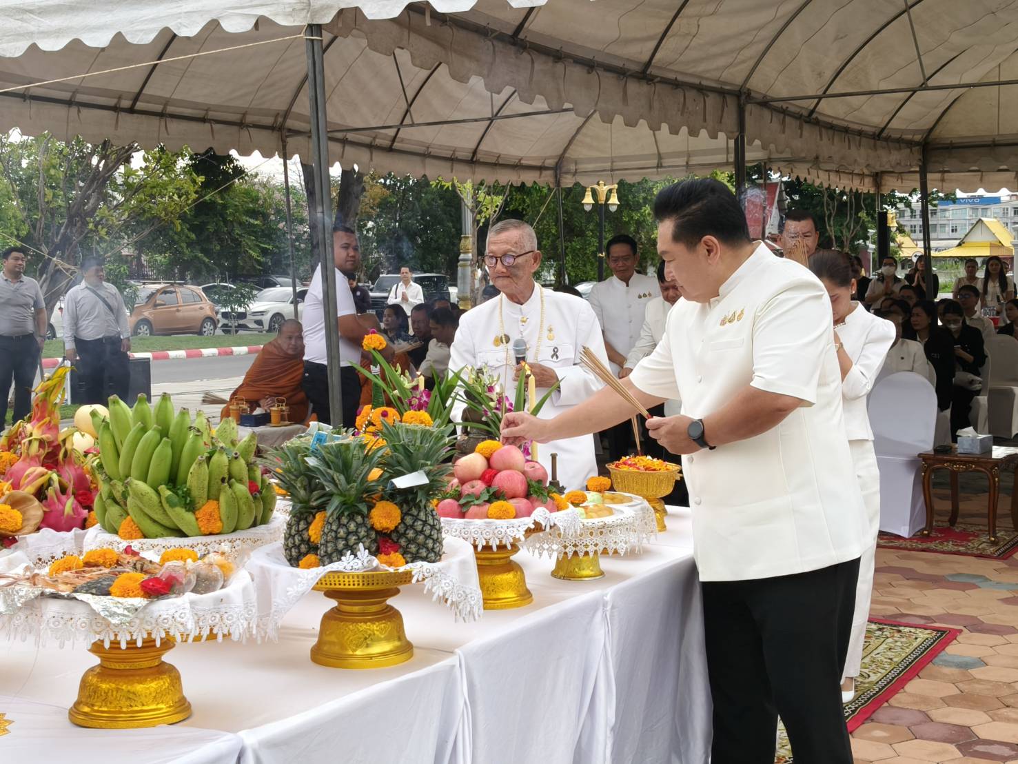 นางสาวอมรรัตน์ แขวงโสภา ปฏิรูปที่ดินจังหวัดพระนครศรีอยุธยา เข้าร่วมพิธีบวงสรวงศาลพระภูมิเพื่อบูรณะจัดสร้างศาลพระภูมิประจำศาลากลางจังหวัดพระนครศรีอยุธยา 