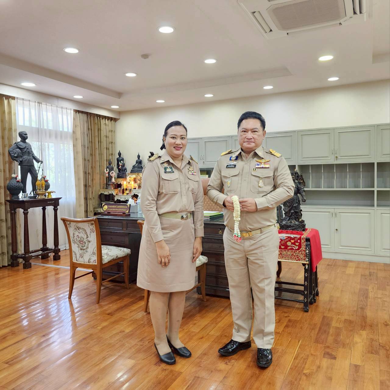 นางสาวอมรรัตน์ แขวงโสภา ปฏิรูปที่ดินจังหวัดพระนครศรีอยุธยา ได้เข้ารายงานตัวกับผู้ว่าราชการจังหวัดพระนครศรีอยุธยา และกราบสักการะขอพรสิ่งศักดิ์สิทธิ์ประจำจังหวัดพระนครศรีอยุธยา