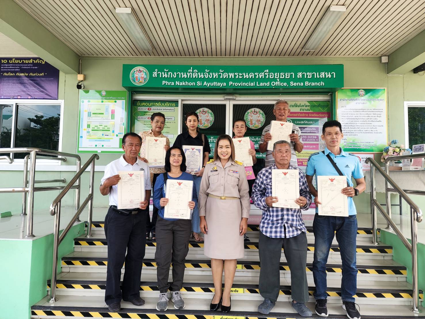 นางสาวพจนันท์ กองมาก ปฎิรูปที่ดินจังหวัดพระนครศรีอยุธยา ได้ดำเนินการจดทะเบียนโอนกรรมสิทธิ์ในที่ดินให้แก่เกษตรกรในเขตปฏิรูปที่ดินจากการเช่าซื้อเป็นโฉนดให้แก่เกษตรกร จำนวน ๑๐ ราย ๑๐ แปลง เนื้อที่ ๑๓๕-๑-๙๘ ไร่  (ข่าวแชร์)