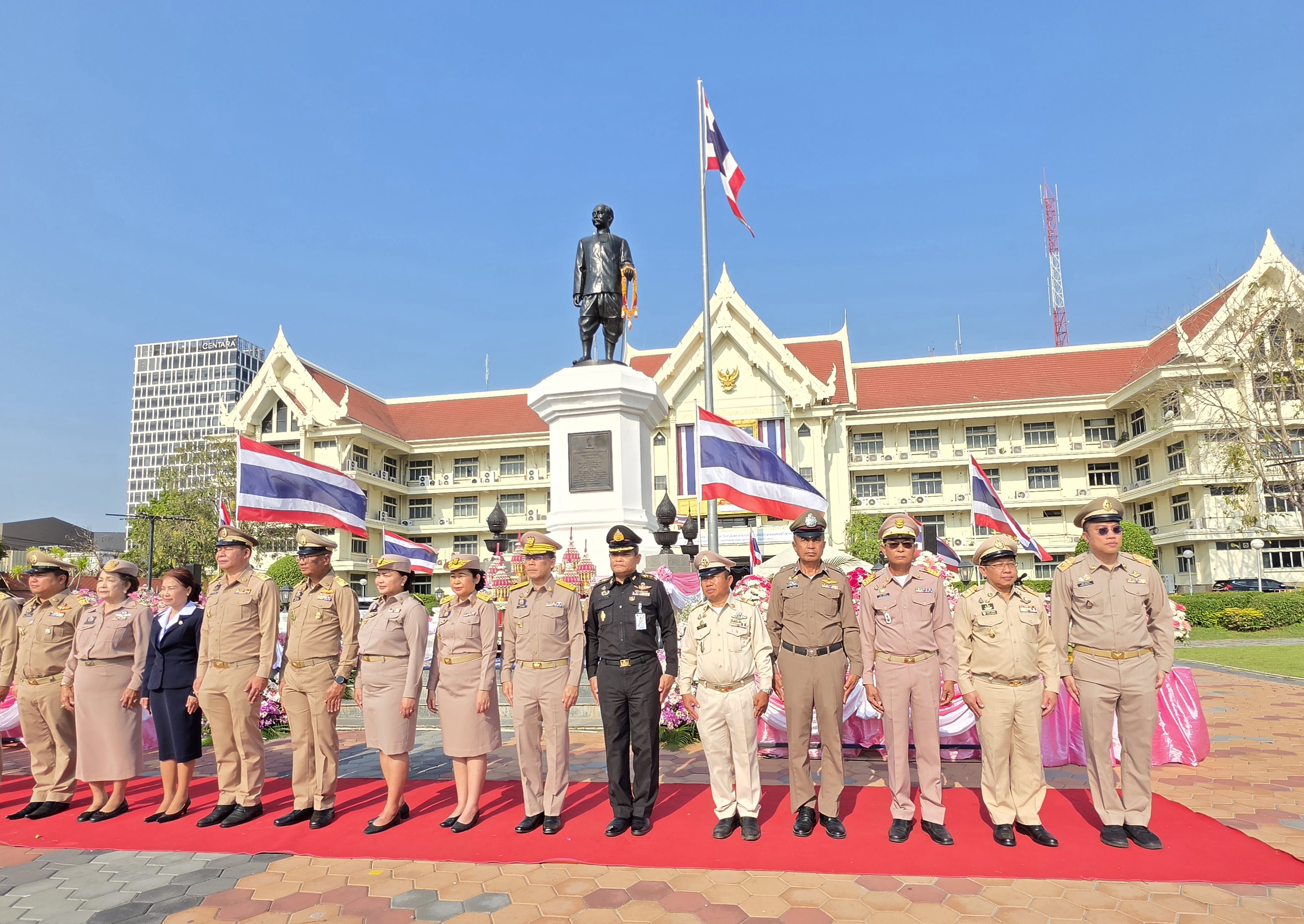 ปฏิรูปที่ดินจังหวัดพระนครศรีอยุธยา ร่วมพิธีถวายเครื่องราชสักการะและถวายราชสดุดีพระบาทสมเด็จพระจุลจอมเกล้าเจ้าอยู่หัว เนื่องในงานวันท้องถิ่นไทย ครบรอบ ๑๒๑ ปี (ข่าวแชร์)