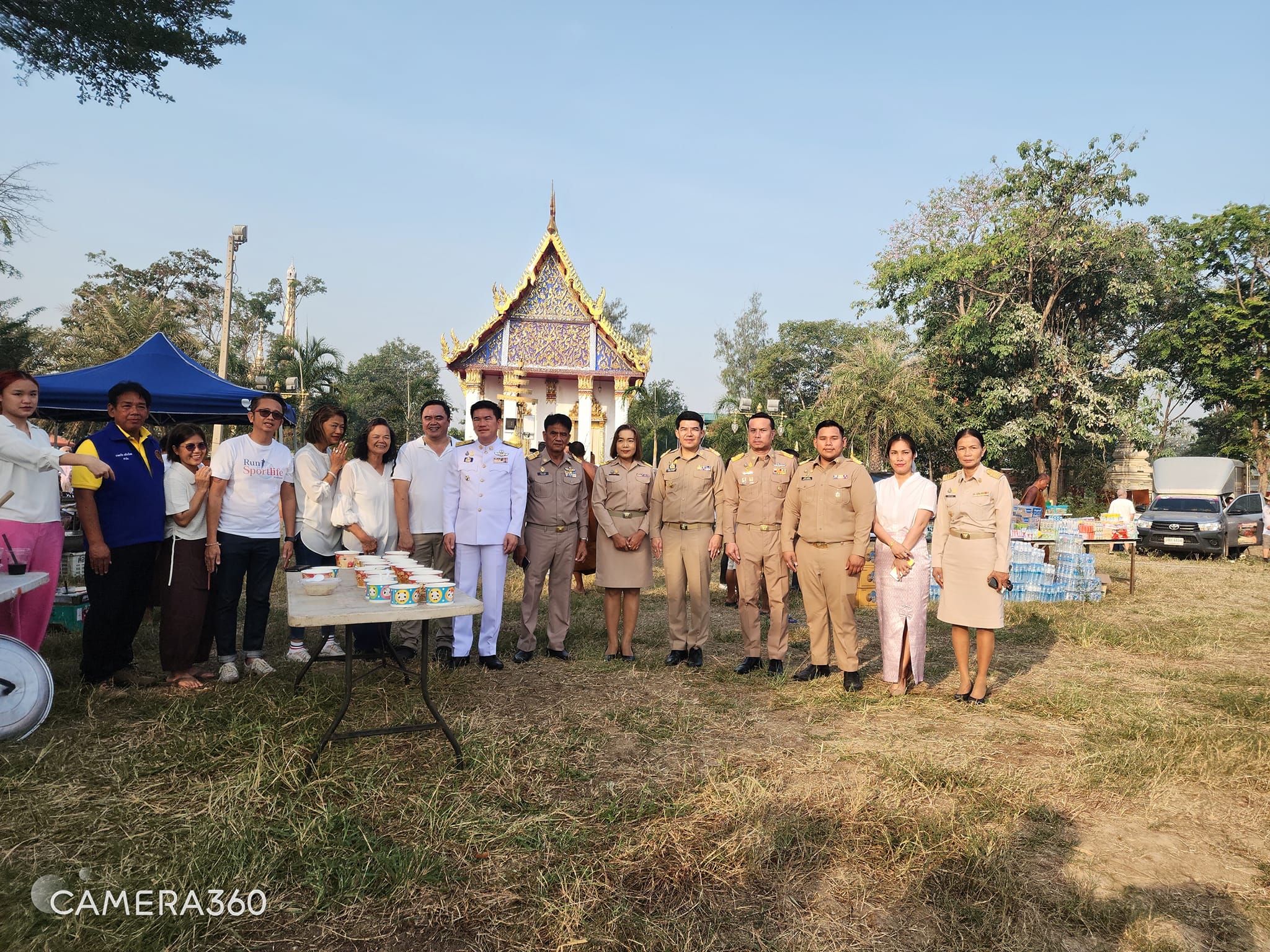 นางสาวพจนันท์ กองมาก ปฏิรูปที่ดินจังหวัดพระนครศรีอยุธยา ร่วมพิธีถวายภัตตาหาร (พระราชทาน) ถวายแด่พระภิกษุสงฆ์ สามเณร ในโครงการจาริกธุดงค์เผยแผ่ธรรมเฉลิมพระเกียรติ จังหวัดลำพูน - จังหวัดพระนครศรีอยุธยา กว่า ๗๐๐ รูป