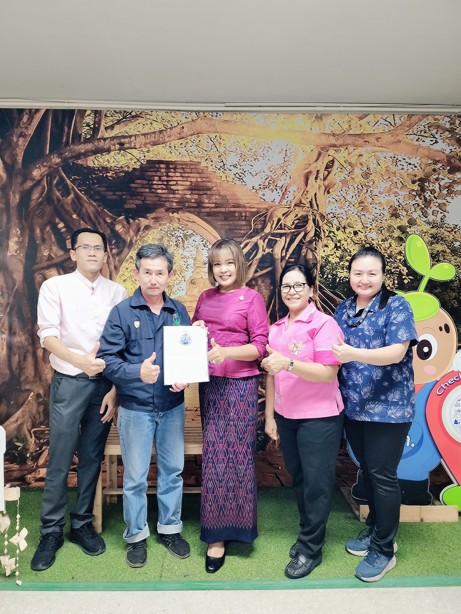 นางสาวพจนันท์ กองมาก ปฏิรูปที่ดินจังหวัดพระนครศรีอยุธยา ได้มอบหนังสืออนุญาตให้เข้าทำประโยชน์ในเขตปฏิรูปที่ดิน ให้กับนายศิลชัย หล่อเลิศธรรม ผู้เข้าร่วมโครงการสร้างและพัฒนาเกษตรกรรุ่นใหม่ ซึ่งผ่านการประเมินในหลักสูตรเกษตรกรรุ่นใหม่ รุ่นที่ ๑๐