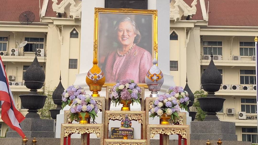 นางสาวพจนันท์ กองมาก ปฏิรูปที่ดินจังหวัดพระนครศรีอยุธยา พร้อมเจ้าหน้าที่ พร้อมใจใส่เสื้อม่วง แสดงพลังถวายกำลังใจแด่สมเด็จพระกนิษฐาธิราชเจ้า กรมสมเด็จพระเทพรัตนราชสุดาฯ สยามบรมราชกุมารี พร้อมแสดงความจงรักภักดีต่อสถาบันพระมหากษัตริย์อันเป็นที่รักของปวงชนชาวไทย (ข่าวแชร์)