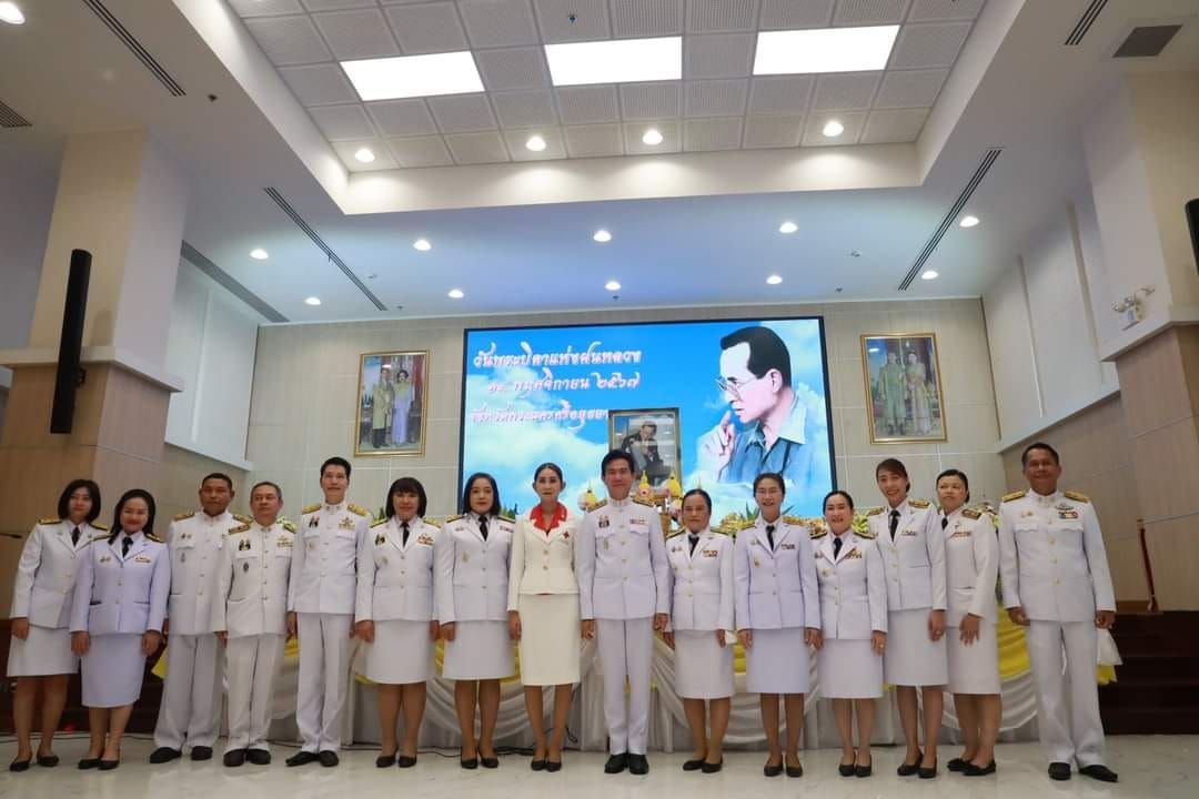 ปฏิรูปที่ดินจังหวัดพระนครศรีอยุธยา ร่วมพิธี วางพานพุ่มดอกไม้สดถวายราชสักการะน้อมรำลึกในพระมหากรุณาธิคุณ พระบาทสมเด็จพระบรมชนกาธิเบศร มหาภูมิพลอดุลยเดชมหาราชบรมนาถบพิตร เนื่องใน วันพระบิดาแห่งฝนหลวง ประจำปี ๒๕๖๗ 